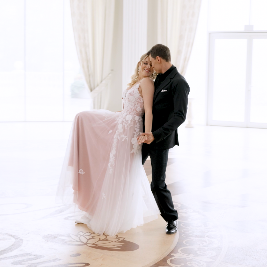 “Die With a Smile” – A First Dance Full of Emotion, Elegance, and Unforgettable Moments